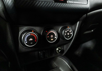 Подержанный автомобиль Mitsubishi ASX 2017 года (13 фото)