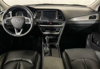 Подержанный автомобиль Hyundai Sonata 2018 года (12 фото)