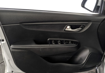 Подержанный автомобиль Kia Rio Hatchback 2021 года (18 фото)