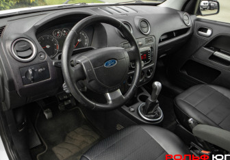 Подержанный автомобиль Ford Fusion 2008 года (14 фото)