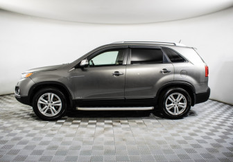 Подержанный автомобиль Kia Sorento 2012 года (8 фото)