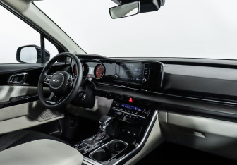 Подержанный автомобиль Kia Carnival 2021 года (6 фото)