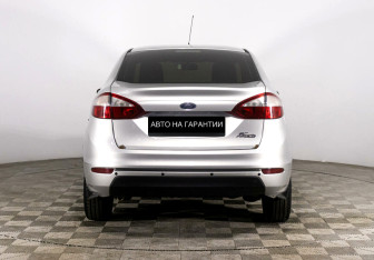 Подержанный автомобиль Ford Fiesta Sedan 2015 года (4 фото)
