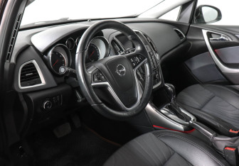 Подержанный автомобиль Opel Astra Hatchback 2014 года (9 фото)