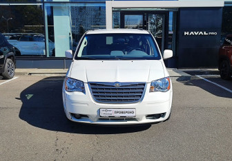 Подержанный автомобиль Chrysler Town & Country 2010 года (2 фото)