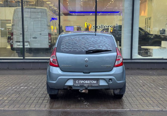 Подержанный автомобиль Renault Sandero 2010 года (7 фото)