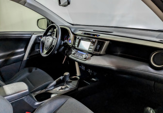 Подержанный автомобиль Toyota RAV4 2014 года (11 фото)