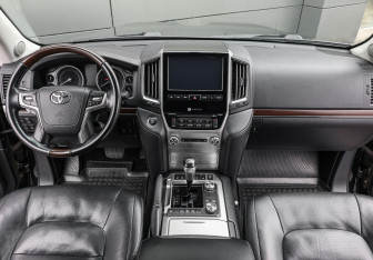 Подержанный автомобиль Toyota Land Cruiser Suv 2018 года (13 фото)