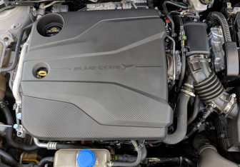 Подержанный автомобиль Changan UNI-V 2023 года (9 фото)