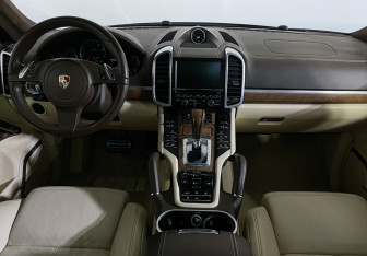 Подержанный автомобиль Porsche Cayenne 2012 года (12 фото)