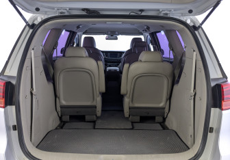 Подержанный автомобиль Kia Carnival 2019 года (10 фото)