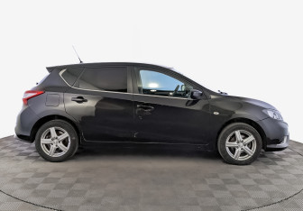 Подержанный автомобиль Nissan Tiida Hatchback 2015 года (4 фото)