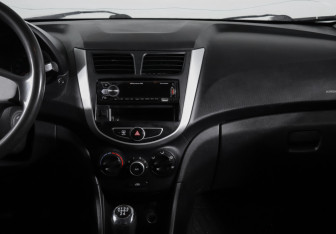 Подержанный автомобиль Hyundai Solaris Hatchback 2012 года (12 фото)
