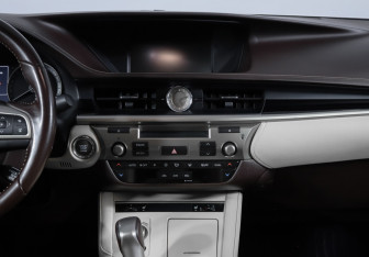 Подержанный автомобиль Lexus ES 2015 года (13 фото)