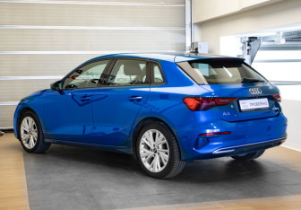 Подержанный автомобиль Audi A3 Hatchback 2022 года (6 фото)