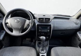 Подержанный автомобиль Nissan Terrano 2014 года (9 фото)