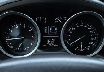 Подержанный автомобиль Toyota Land Cruiser Suv 2015 года (9 фото)