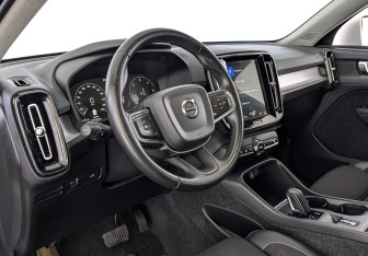Подержанный автомобиль Volvo XC40 2018 года (15 фото)