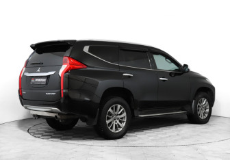 Подержанный автомобиль Mitsubishi Pajero Sport 2017 года (5 фото)