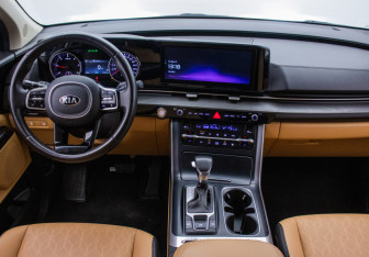 Подержанный автомобиль Kia Carnival 2021 года (12 фото)