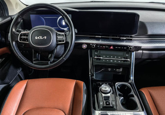 Подержанный автомобиль Kia Carnival 2022 года (12 фото)