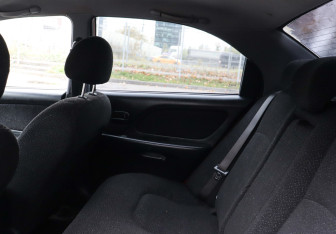 Подержанный автомобиль Hyundai Sonata 2005 года (10 фото)