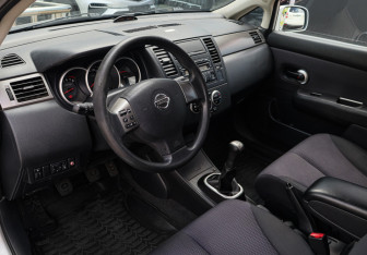 Подержанный автомобиль Nissan Tiida Hatchback 2010 года (12 фото)