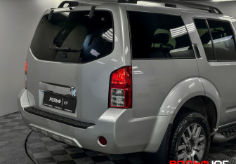 Подержанный автомобиль Nissan Pathfinder 2010 года (26 фото)