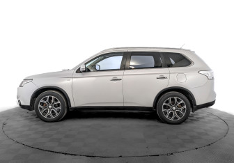 Подержанный автомобиль Mitsubishi Outlander 2014 года (8 фото)