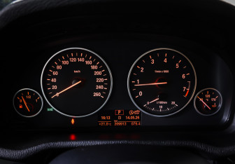 Подержанный автомобиль BMW X3 2015 года (16 фото)