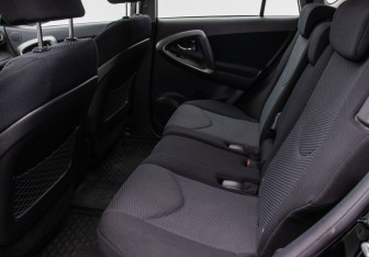 Подержанный автомобиль Toyota RAV4 2011 года (11 фото)