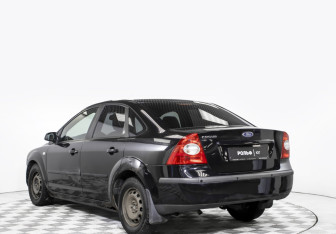 Подержанный автомобиль Ford Focus Sedan 2006 года (7 фото)