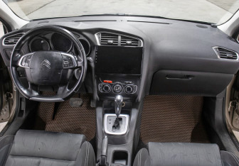 Подержанный автомобиль Citroen C4 Hatchback 2011 года (14 фото)