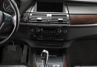 Подержанный автомобиль BMW X5 2010 года (16 фото)