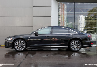 Подержанный автомобиль Audi A8 2023 года (8 фото)