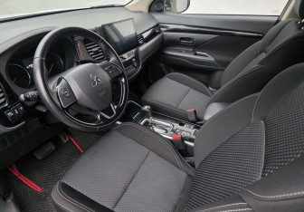 Подержанный автомобиль Mitsubishi Outlander 2019 года (9 фото)