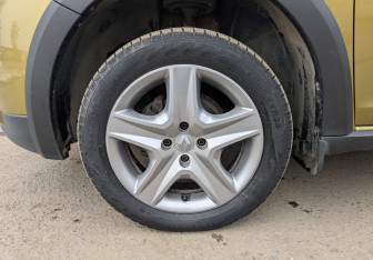 Подержанный автомобиль Renault Sandero 2017 года (17 фото)