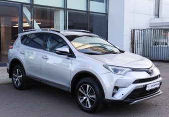 Подержанный автомобиль Toyota RAV4 2017 года (3 фото)