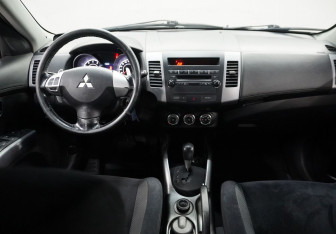 Подержанный автомобиль Mitsubishi Outlander 2011 года (11 фото)