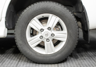 Подержанный автомобиль Toyota Land Cruiser Suv 2014 года (24 фото)