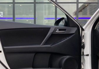 Подержанный автомобиль Mazda 3 Sedan 2012 года (16 фото)