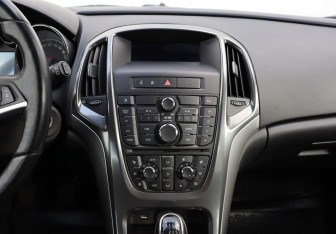 Подержанный автомобиль Opel Astra Hatchback 2011 года (19 фото)