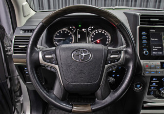 Подержанный автомобиль Toyota Land Cruiser Prado 2021 года (17 фото)