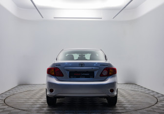 Подержанный автомобиль Toyota Corolla Sedan 2007 года (6 фото)