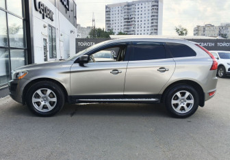 Подержанный автомобиль Volvo XC60 2010 года (8 фото)
