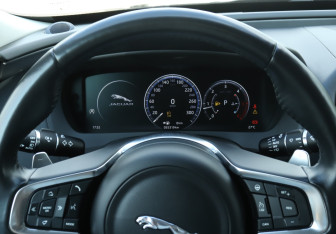 Подержанный автомобиль Jaguar XE 2018 года (11 фото)