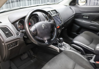 Подержанный автомобиль Citroen C4 Aircross 2014 года (16 фото)