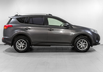 Подержанный автомобиль Toyota RAV4 2014 года (4 фото)