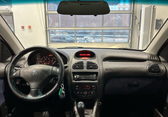 Подержанный автомобиль Peugeot 206 Hatchback 2002 года (15 фото)