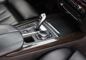 Подержанный автомобиль BMW X5 2014 года (15 фото)